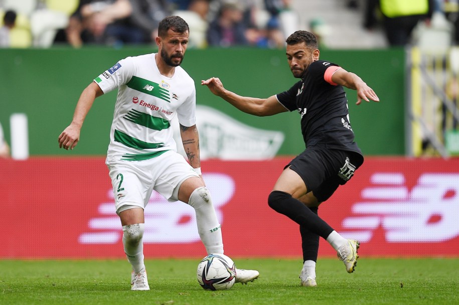 Zawodnik Lechii Gdańsk Rafał Pietrzak (L) i Leandro (P) z Radomiaka Radom podczas meczu /Marcin Gadomski /PAP