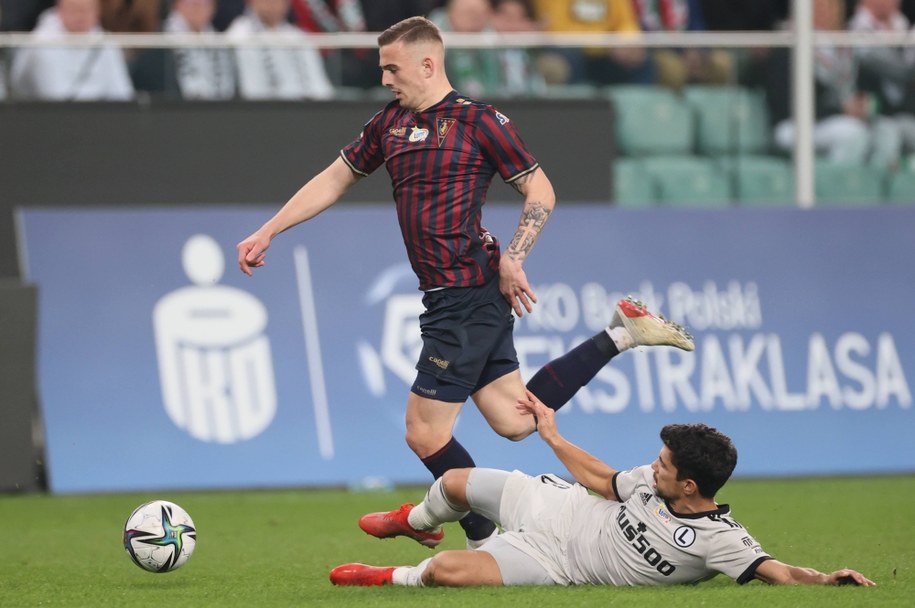 Zawodnik Legii Warszawa Andre Martins (P) i Kacper Kozłowski (L) z Pogoni Szczecin podczas meczu 13. kolejki piłkarskiej Ekstraklasy na zdjęciu archiwalnym z października 2021 roku / 	Leszek Szymański    /PAP