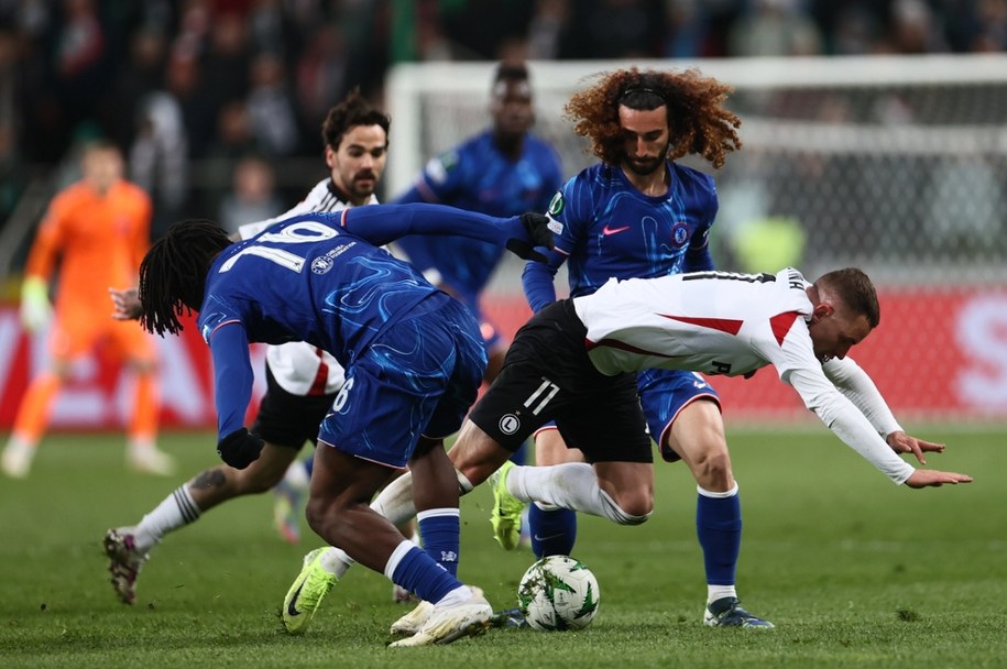 Zawodnik Legii Warszawa Kacper Chodyna i Marc Cucurella z Chelsea w pierwszym meczu obu drużyn /Leszek Szymański /PAP