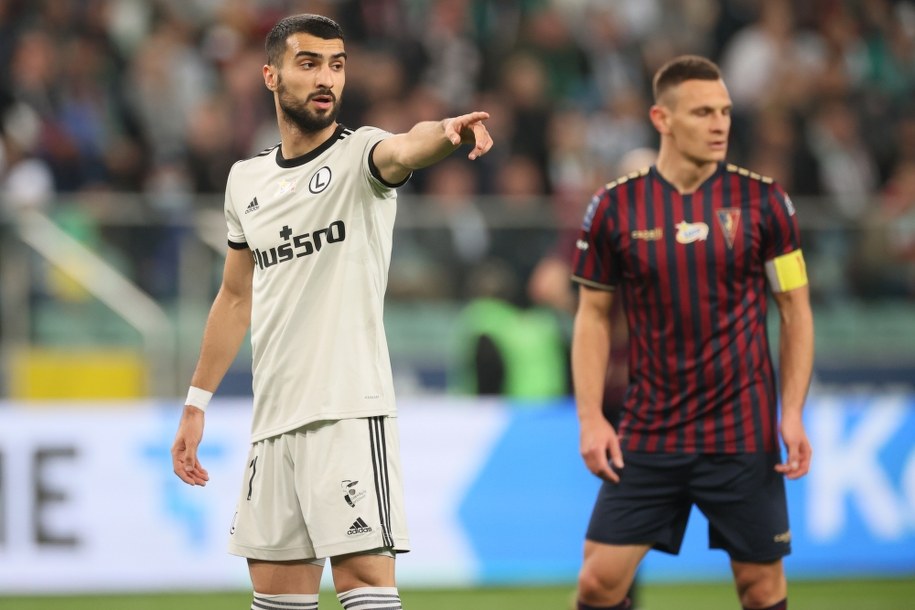 Zawodnik Legii Warszawa Mahir Emreli (z lewej strony) i Damian Dąbrowski (z prawej strony) z Pogoni Szczecin / 	Leszek Szymański    /PAP