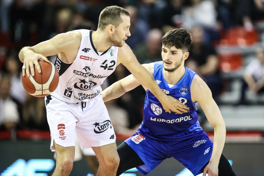 Zawodnik Legii Warszawa Marcel Ponitka (L) i Dominik Wilczek (P) z MKS Dąbrowa Górnicza podczas meczu 25. kolejki Ekstraklasy koszykarzy - marzec 2024 r. / 	Leszek Szymański    /PAP