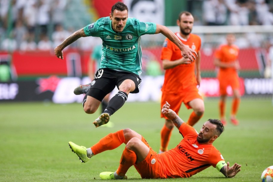 Zawodnik Legii Warszawa Marko Vesovic (L) i Lubomir Guldan (P) z KGHM Zagłębia Lubin /Leszek Szymański /PAP