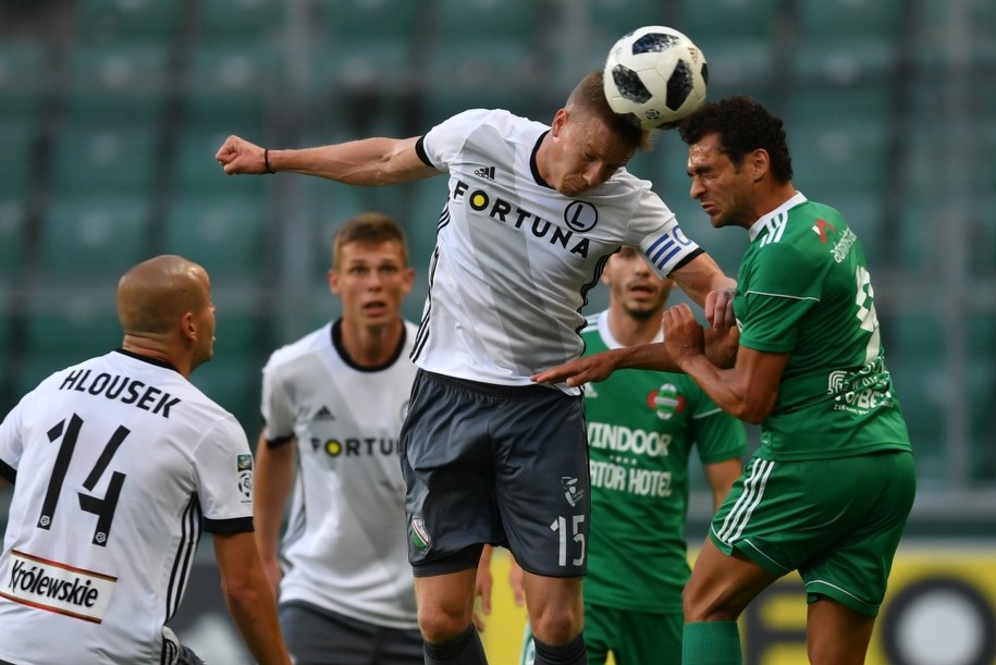 Zawodnik Legii Warszawa Michał Kopczyński (C-L) i Rossi Pereira (P) z Radomiaka Radom podczas sparingowego meczu przed nowym sezonem piłkarskiej Ekstraklasy /Bartłomiej  Zborowski /PAP