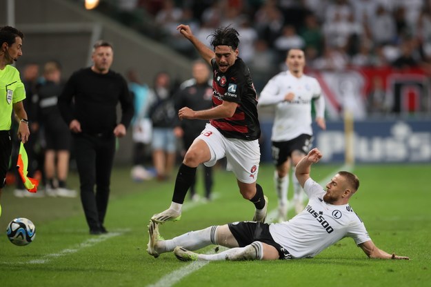 Zawodnik Legii Warszawa Rafał Augustyniak (P) i Aral Simsir (L) z FC Midtjylland /Leszek Szymański /PAP