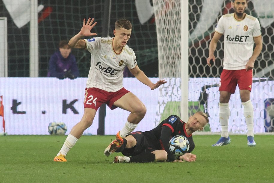 Zawodnik ŁKS Łódź Adrien Louveau (L) i Bartłomiej Pawłowski (P) z Widzewa Łódź podczas meczu piłkarskiej ekstraklasy /Marian Zubrzycki /PAP