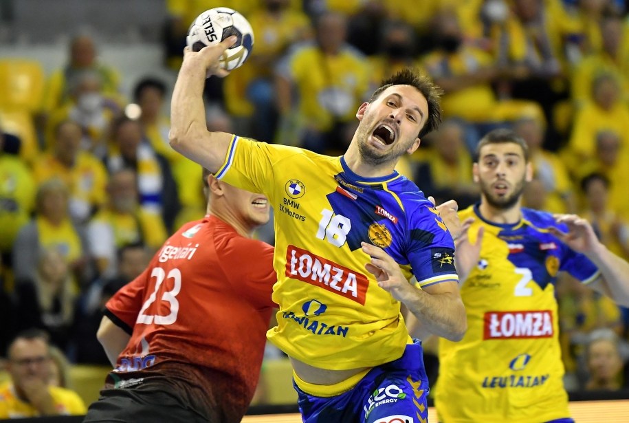 Zawodnik Łomży Vive Kielce Igor Karalek i Patrik Ligetvari z Telekom Veszprem /Piotr Polak /PAP