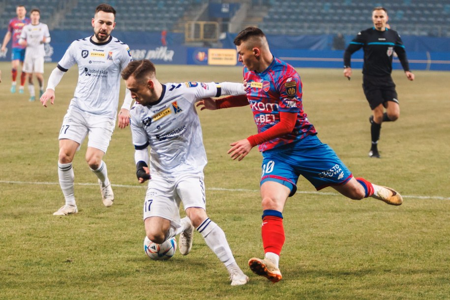 Zawodnik Motoru Lublin Filip Wójcik (L) i Jean Carlos Silva (P) z Rakowa Częstochowa /Bartłomiej Wójtowicz /PAP