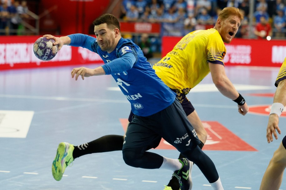 Zawodnik Orlen Wisły Płock Filip Michałowicz (L) i Tomasz Gębala (P) z Industrii Kielce /Tomasz Wojtasik /PAP