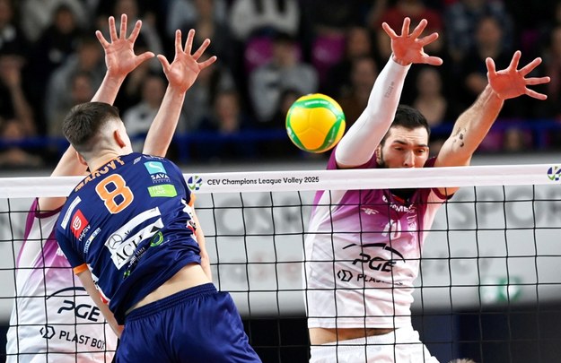 Zawodnik PGE Projektu Warszawa Kevin Tillie (P) i Luka Marovt (C) z ACH Volley Lublana podczas meczu 4. kolejki grupy A Ligi Mistrzów siatkarzy /Piotr Nowak /PAP