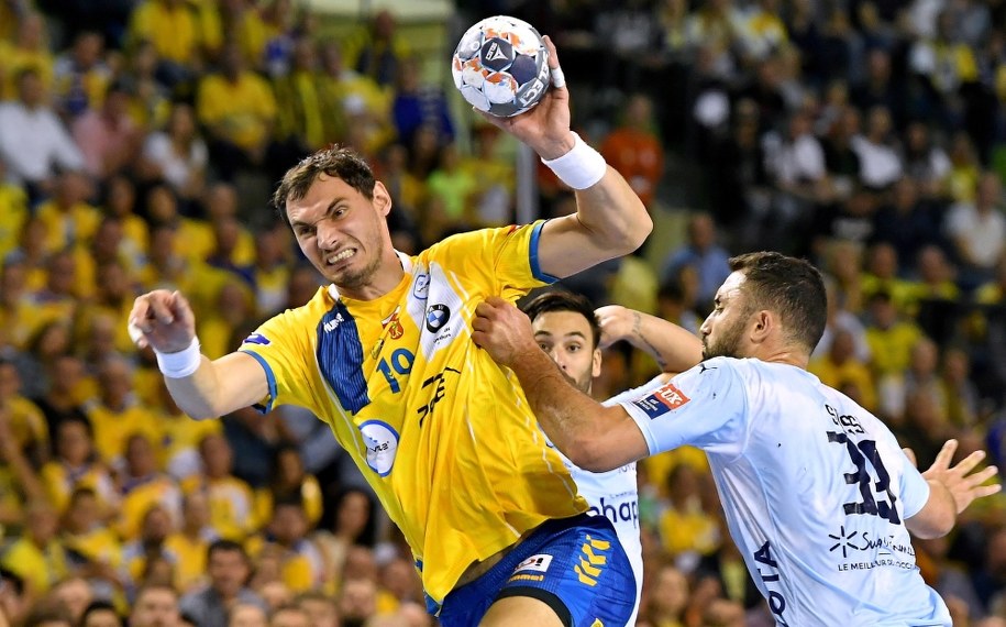 Zawodnik PGE VIVE Kielce Krzysztof Lijewski (po lewej) i Mohamed Soussi z Montpellier HB w meczu grupy B Ligi Mistrzów piłkarzy ręcznych / 	Piotr Polak    /PAP