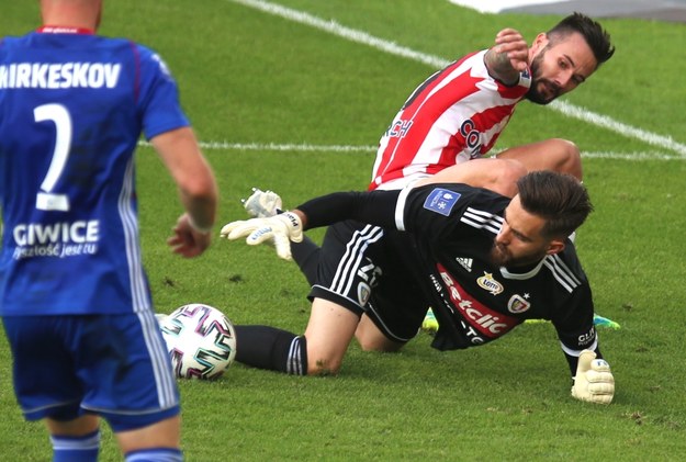 Zawodnik Piasta Gliwice Frantisek Plach (P) i Tomas Vestenicky (L) z Cracovii podczas meczu grupy mistrzowskiej, 37. kolejki piłkarskiej Ekstraklasy / 	Andrzej Grygiel    /PAP