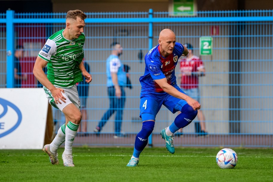 Zawodnik Piasta Gliwice Jakub Czerwiński (P) i Dominik Piła (L) z Lechii Gdańsk /Zbigniew Meissner /PAP