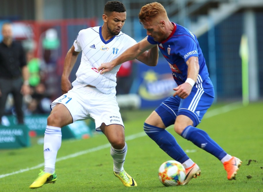Zawodnik Piasta Gliwice Mikkel Kirkeskov (P) i Ricardinho (L) z Wisły Płock / 	Andrzej Grygiel    /PAP