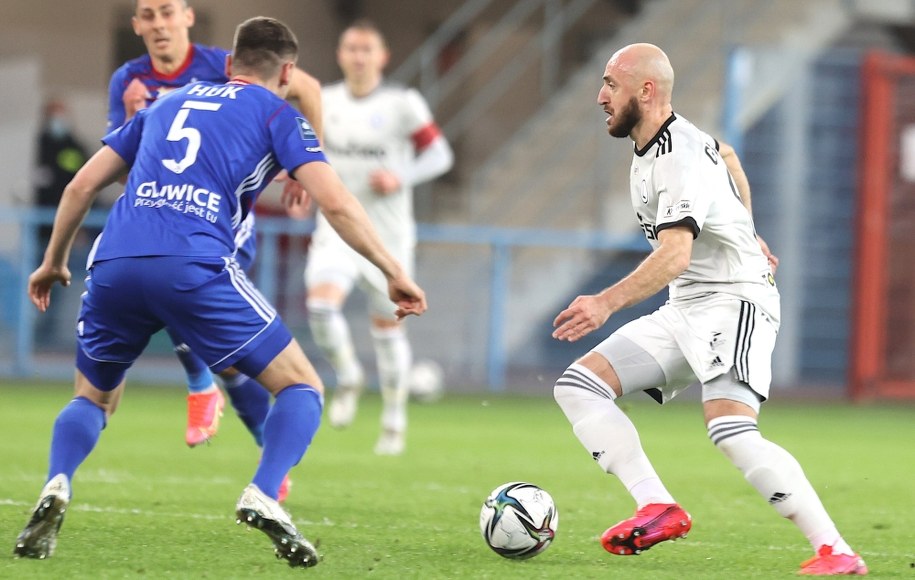 Zawodnik Piasta Gliwice Tomas Huk i Valeriane Gvilia z Legii Warszawa podczas meczu /Andrzej Grygiel /PAP