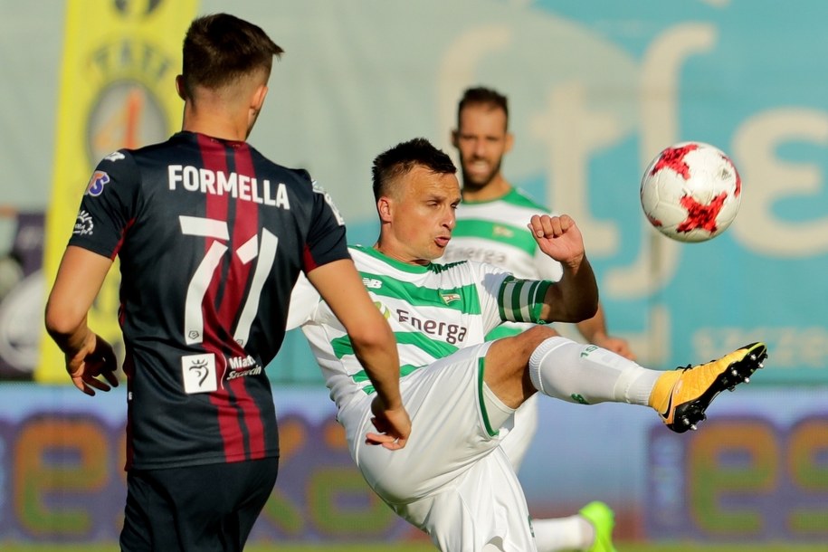 Zawodnik Pogoni Szczecin Dawid Niepsuj i Sławomir Peszko z Lechii Gdańsk /Teodor Szary /PAP