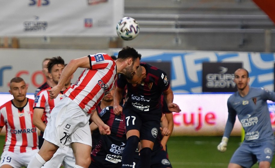 Zawodnik Pogoni Szczecin Ricardo Nunes (P) i Rafael Lopes (L) z Cracovii podczas meczu 28. kolejki piłkarskiej Ekstraklasy /	Marcin Bielecki   /PAP