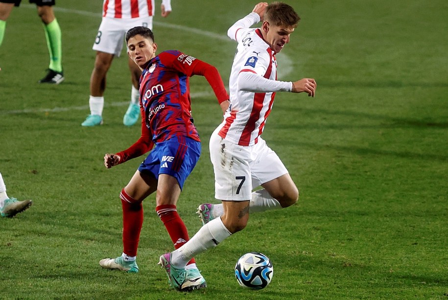 Zawodnik Rakowa Częstochowa Ben Lederman (L) i Patryk Makuch (P) z Cracovii /Waldemar Deska /PAP