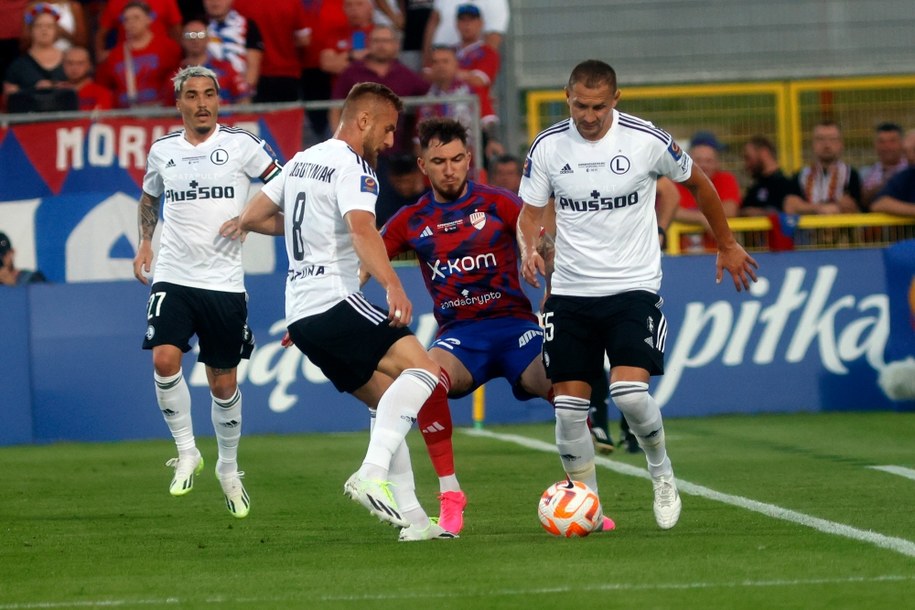 Zawodnik Rakowa Częstochowa Deian Sorescu (2P) oraz Josue (L), Artur Jędrzejczyk (P) i Rafał Augustyniak (2L) z Legii Warszawa podczas meczu o piłkarski Superpuchar Polski /Waldemar Deska /PAP