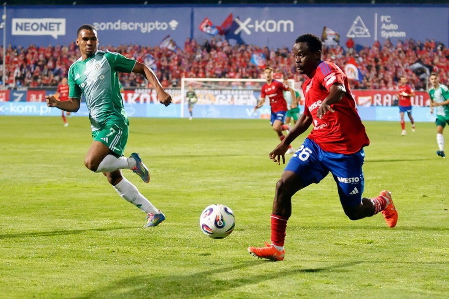 Zawodnik Rakowa Częstochowa Eric Ouma (P) i Severina Xander (L) z Maccabi Hajfa w meczu 3. rundy eliminacyjnej piłkarskiej Ligi Konferencji /Waldemar Deska /PAP