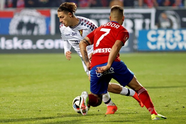 Zawodnik Rakowa Częstochowa Fran Tudor (P) i Leonardo Koutris (L) z Pogoni Szczecin w meczu 12. kolejki piłkarskiej Ekstraklasy /Waldemar Deska /PAP