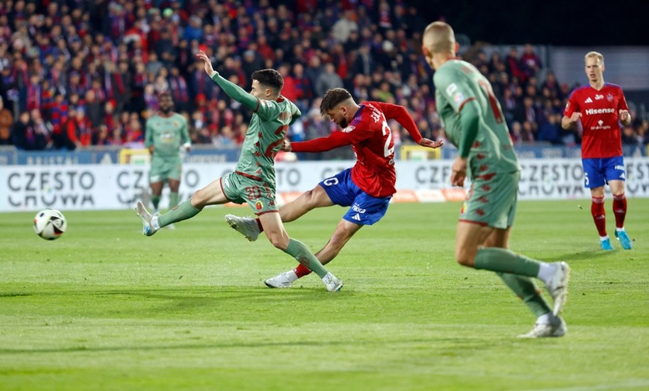 Hráč Rakowa CZęstochowa Jean Carlos (C) a Miguel Villar (L) z Jagiellonia Białystok během zápasu 32. Fotbal Ekstraklasa /Waldemar Deska /Pap /Pap
