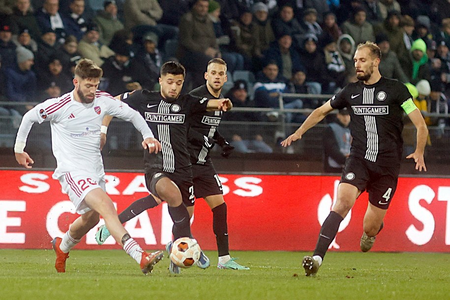 Zawodnik Rakowa Częstochowa Jean Carlos (L) i Jon Stankovic (P) ze Sturmu Graz /Waldemar Deska /PAP