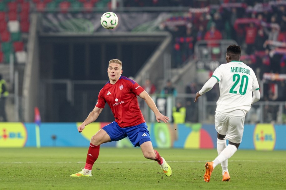 Zawodnik Rakowa Częstochowa Oskar Repka i Ange Ahoussou z Rapidu Wiedeń podczas meczu 4. kolejki fazy zasadniczej Ligi Konferencji /Art Service /PAP