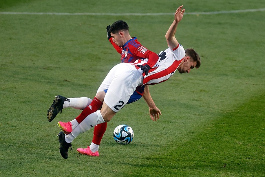 Zawodnik Rakowa Częstochowa Srdjan Plavsic (tył) i Jakub Jugas (przód) z Cracovii /Waldemar Deska /PAP