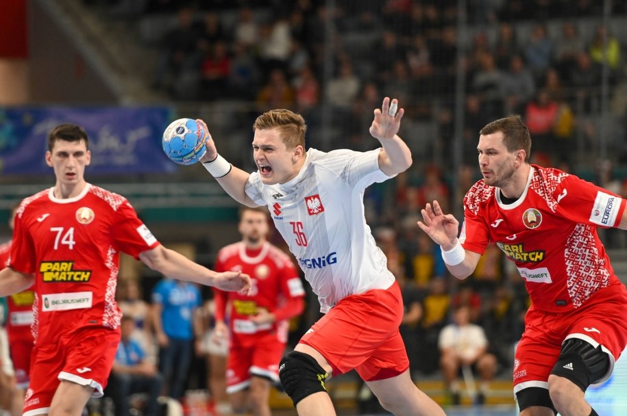 Zawodnik reprezentacji Polski Dawid Dawydzik (C) w meczu piłkarzy ręcznych z Białorusią, podczas turnieju towarzyskiego 4NATIONSCUP w Tarnowie /	Paweł Topolski /PAP