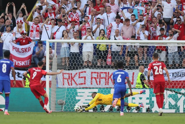 Zawodnik reprezentacji Polski Robert Lewandowski (2L) wykonuje pierwszy rzut karny w meczu grupy D piłkarskich mistrzostw Europy z Francją / 	Leszek Szymański    /PAP