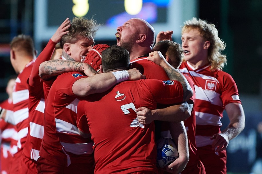 Zawodnik reprezentacji Polski Zenon Szwagrzak (C) cieszy się z punktów zdobytych podczas meczu Rugby Europe Championship rozegranego, 18 bm. w Gdyni / 	Adam Warżawa    /PAP