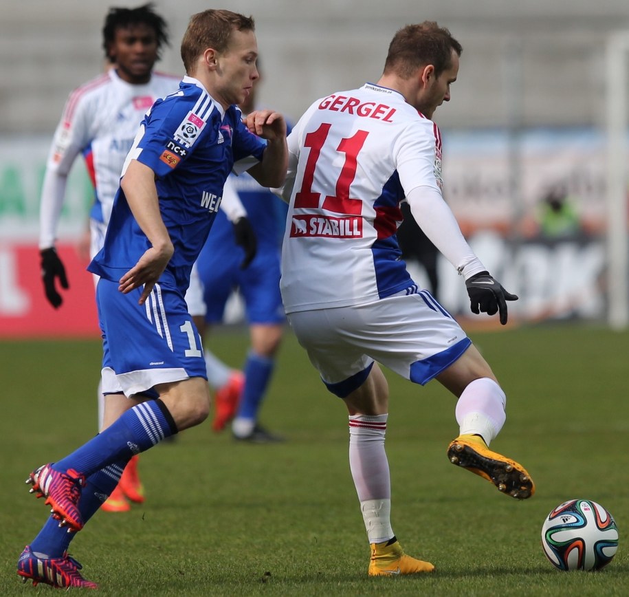 Zawodnik Ruchu Chorzów Bartłomiej Babiarz w starciu o piłkę z Romanem Gergelem z Górnika Zabrze /Andrzej Grygiel /PAP