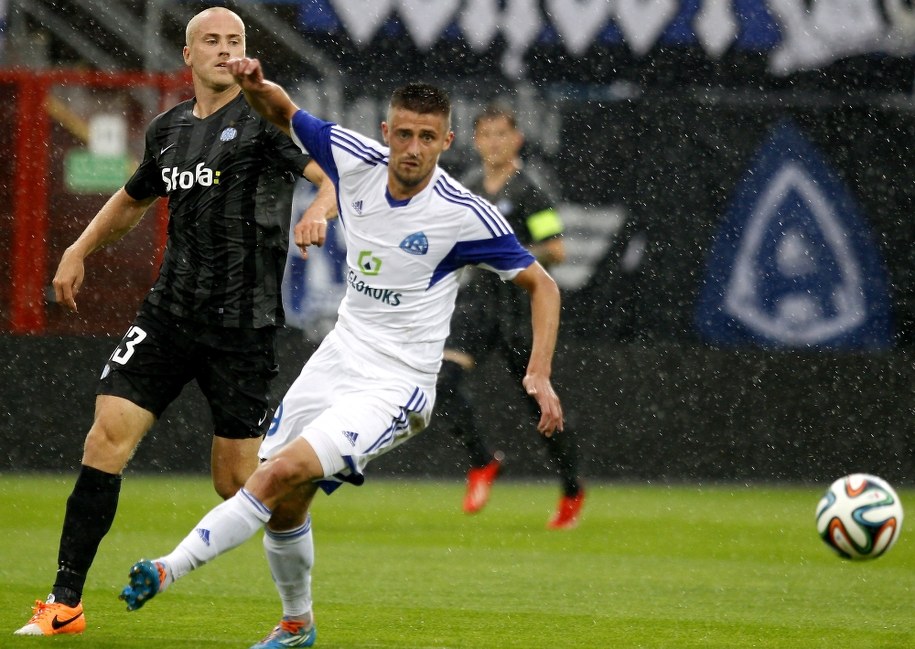 Zawodnik Ruchu Chorzów Grzegorz Kuświk (po prawej) w pojedynku o piłkę z Jensem Askou z duńskiego Esbjerg fB /Andrzej Grygiel /PAP