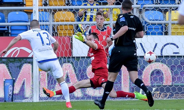 Zawodnik Ruchu Chorzów Łukasz Moneta zdobywa pierwszą bramkę podczas meczu z Arką Gdynia /PAP/Jan Dzban /PAP