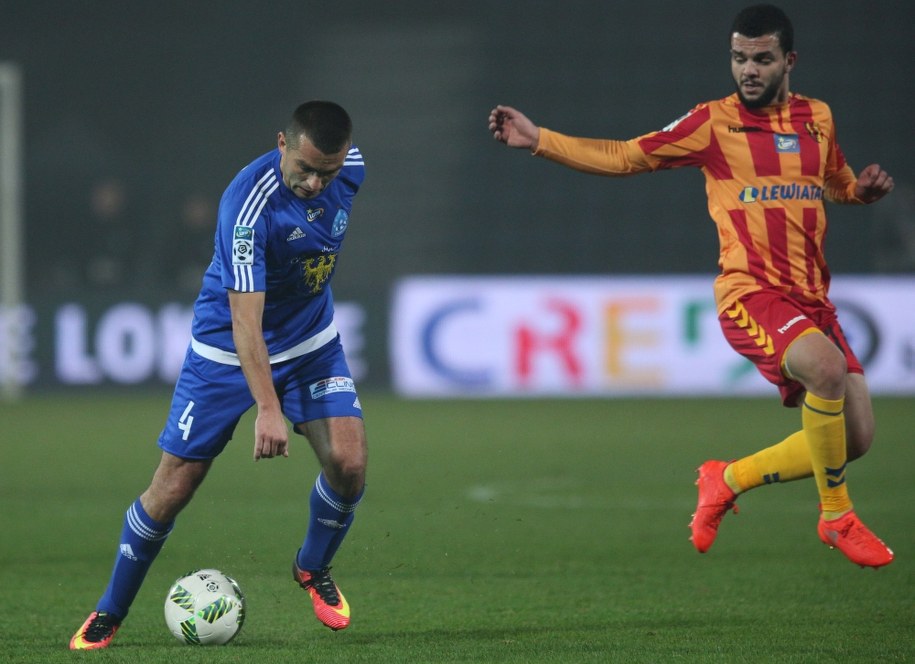 Zawodnik Ruchu Chorzów Łukasz Surma (L) i Nabil Aankour (P) z Korony Kielce /PAP/Andrzej Grygiel    /PAP