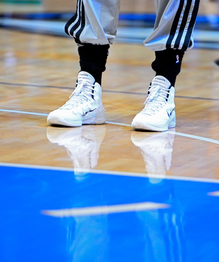 Zawodnik San Antonio Spurs Marco Belinelli z czarnymi skarpetkami, założonymi w ramach akcji protestacyjnej po ujawnieniu nagrania ze Sterlingiem w roli głównej /LARRY W. SMITH /PAP/EPA