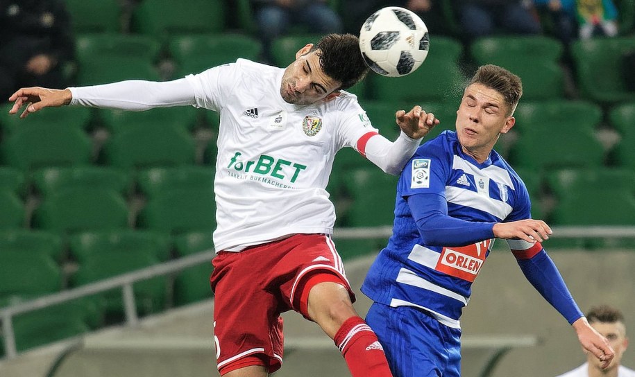 Zawodnik Śląska Wrocław Augusto Pereira Loureiro (L) i Damian Rasak z Wisły Płock podczas meczu piłkarskiej Ekstraklasy, /Jan Karwowski /PAP