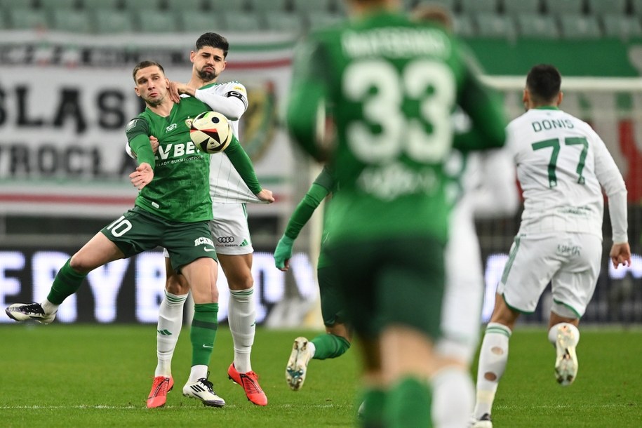 Zawodnik Śląska Wrocław Jakub Świerczok (L) i Raphael Rossi (2L) z Radomiaka Radom w zaległym meczu 3. kolejki piłkarskiej Ekstraklasy /Maciej Kulczyński /PAP