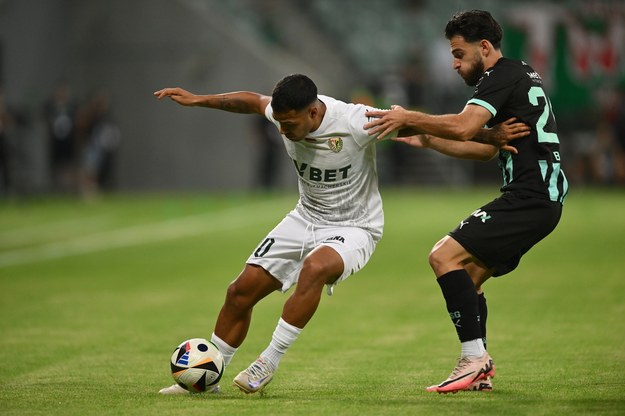 Zawodnik Śląska Wrocław Nahuel Leiva (L) i Bastien Tom (P) z FC St.Gallen podczas rewanżowego meczu 3. rundy eliminacji piłkarskiej Ligi Konferencji /Maciej Kulczyński /PAP