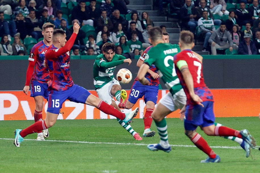 Zawodnik Sportingu Lizbona Francisko Trincano (C) podczas meczu grupy D piłkarskiej Ligi Europy z Rakowem Częstochowa /Waldemar Deska /PAP