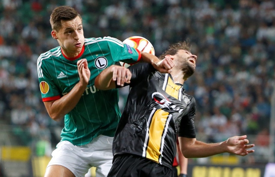 Zawodnik stołecznej Legii Michał Żyro (po lewej) walczy o piłkę z Giorgosem Galitsioesem z KSC Lokeren /Bartłomiej Zborowski /PAP