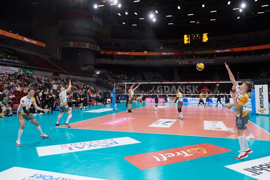 Zawodnik Trefla Gdańsk Mariusz Wlazły (L) z synem Arkadiuszem (P) podczas rozgrzewki / 	Adam Warżawa    /PAP