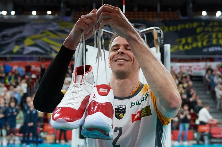 Zawodnik Trefla Gdańsk Mariusz Wlazły wiesza buty “na haku”, symbolicznie kończąc karierę sportową / 	Adam Warżawa    /PAP