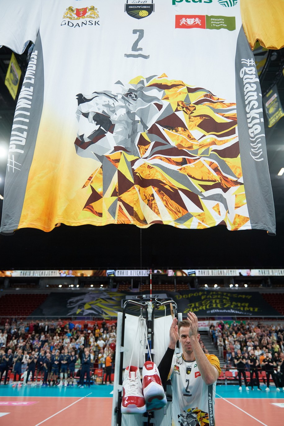 Zawodnik Trefla Gdańsk Mariusz Wlazły wiesza buty “na haku”, symbolicznie kończąc karierę / 	Adam Warżawa    /PAP