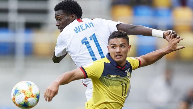 Zawodnik USA Tim Weah i Alexander Alvarado z Ekwadoru / 	Adam Warżawa    /PAP