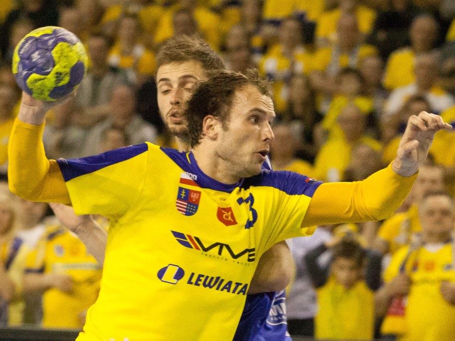 Zawodnik Vive Targi Kielce Uros Zorman w ataku podczas rewanżowego meczu 1/8 finału Ligi Mistrzów z Pick Szeged /Michał Walczak /PAP