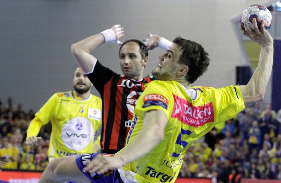 Zawodnik Vive Tauron Michał Jurecki (z prawej) mija Alema Toskicia /Michał Walczak /PAP