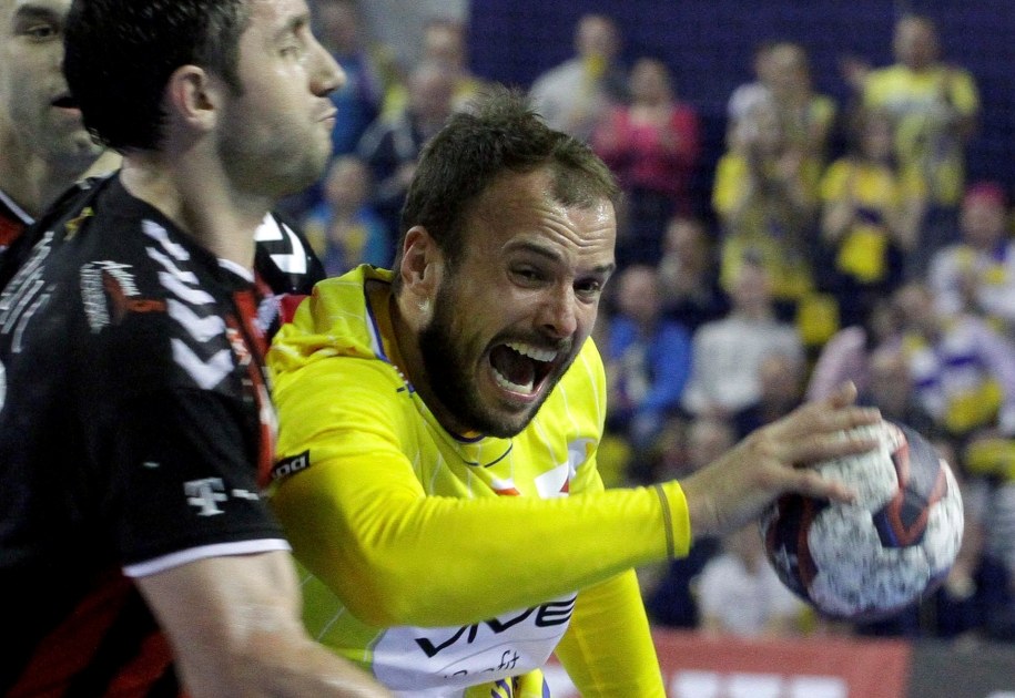 Zawodnik Vive Tauron Uros Zorman (P)mija Alema Toskicia (L) z HC Vardar podczas rewanżowego meczu ćwierćfinałowego Ligi Mistrzów piłkarzy ręcznych /Michał Walczak /PAP