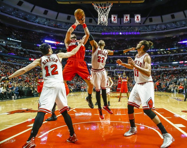 Zawodnik Washington Wizards Marcin Gortat (czerwony strój) w akcji /TANNEN MAURY  /PAP/EPA