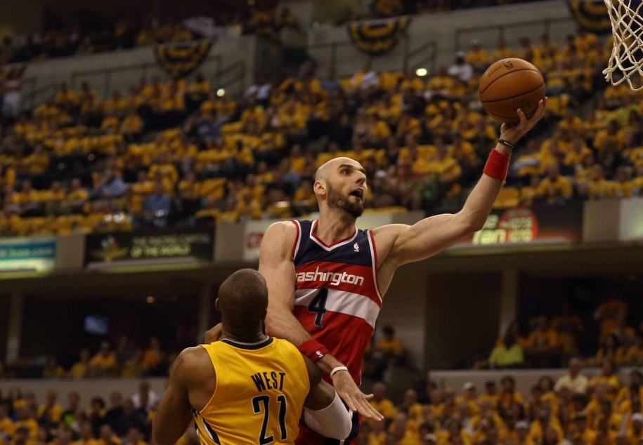 Zawodnik Washington Wizards Marcin Gortat i próbujący go powstrzymać koszykarz Indiana Pacers David West /STEVE C. MITCHELL /PAP/EPA